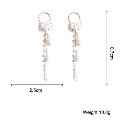 Goldene Ohrringe mit weißen Perlen und Kristallen, 10,7 cm lang, elegantes Schmuckdesign.