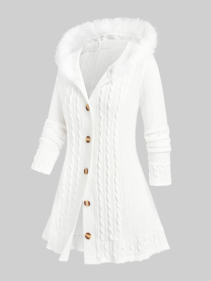 Weiße Strickjacke mit Kapuze, Knöpfen und Zopfmuster, Damenmode, Winterkleidung.