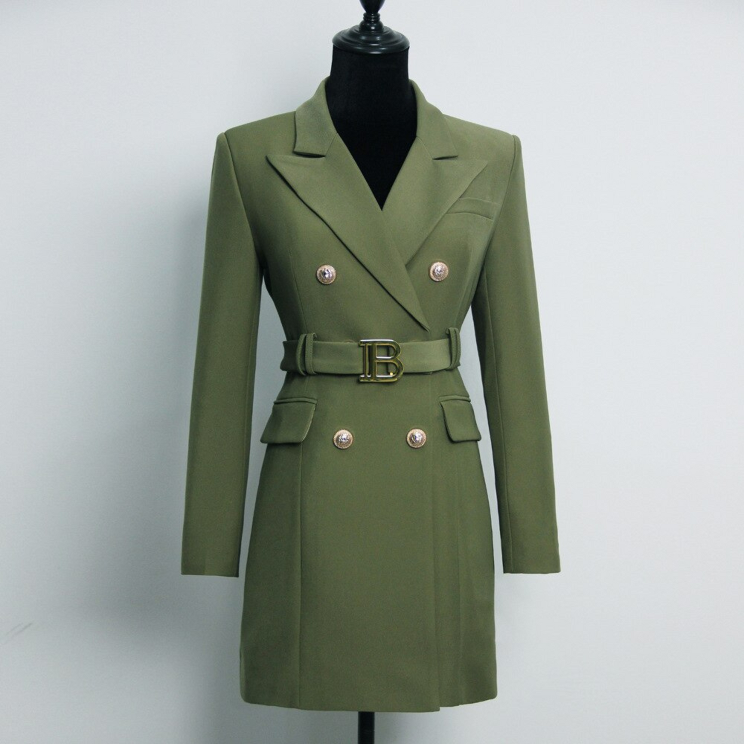Grüner Damenblazer mit Gürtel, doppelreihig, elegantes Design, ideal für Business-Outfits.