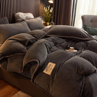 Graue Bettdecke aus Samt, luxuriös, weich, gemütlich, Schlafzimmer, Dekoration, Komfort.