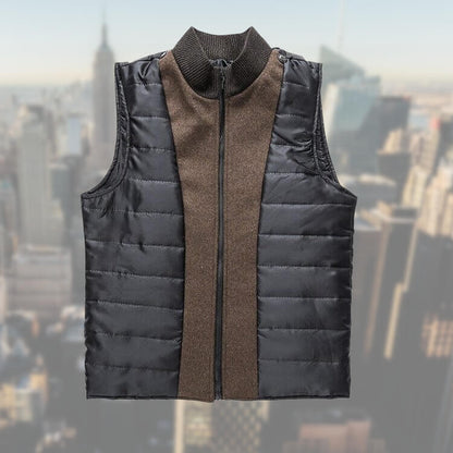 Schwarze und braune Steppweste, Reißverschluss, Herrenmode, urbaner Hintergrund.