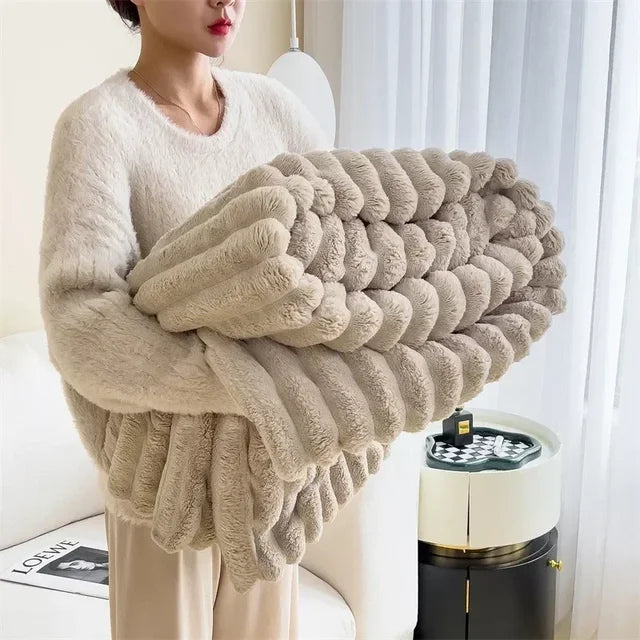 Flauschige beige Decke, Plüschmaterial, gemütlich, ideal für Wohnzimmer, moderne Inneneinrichtung.
