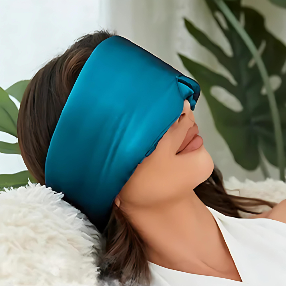 Frau mit blauer Seidenschlafmaske, Entspannung, Schlafhilfe, luxuriös, bequem, Schlafzimmer.