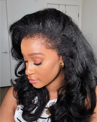 Svart HD-lace-peruk med body wave och lockig kant – Amara