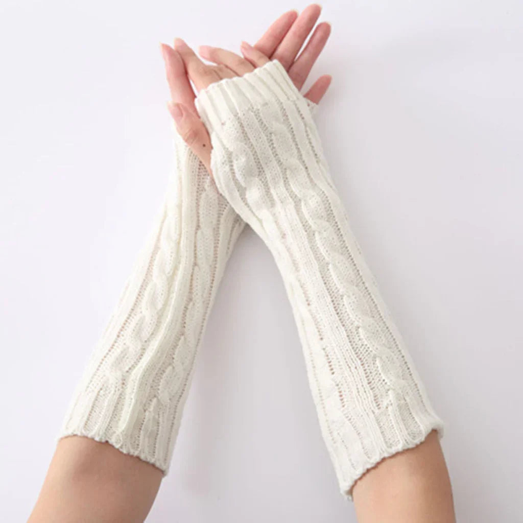 Weiße gestrickte Armstulpen, Zopfmuster, Damenmode, Winteraccessoire, warm und stilvoll.