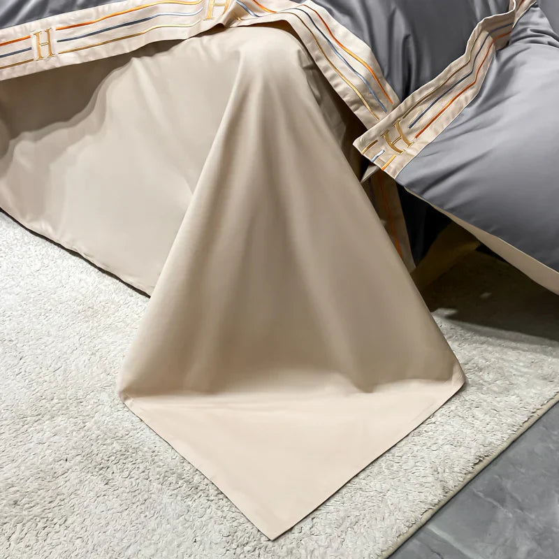Luxuriöse beige Bettdecke aus Baumwolle, gestreifte Kissenbezüge, elegantes Schlafzimmerdekor.