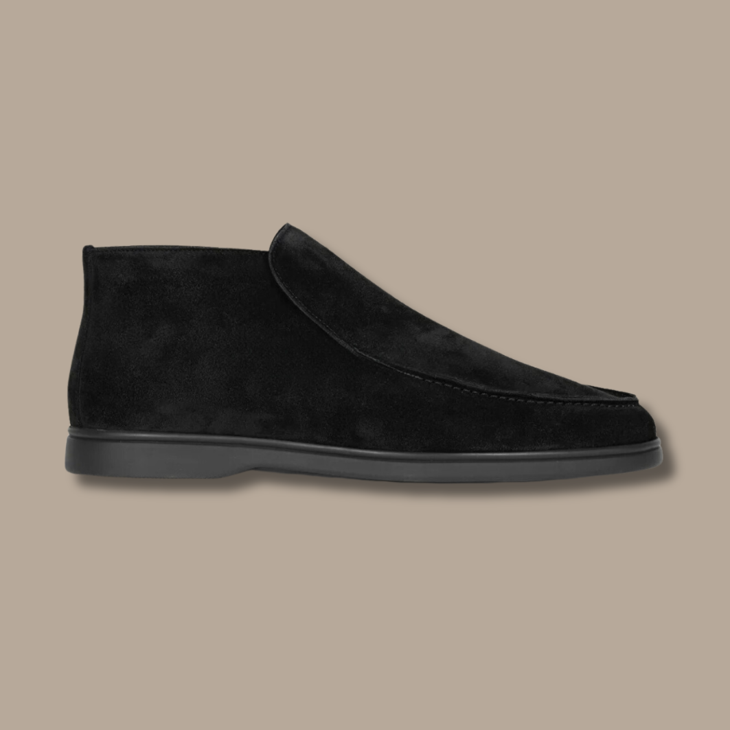 Schwarzer Wildlederstiefel, Herren, elegant, bequeme Sohle, modisch, seitliche Ansicht.