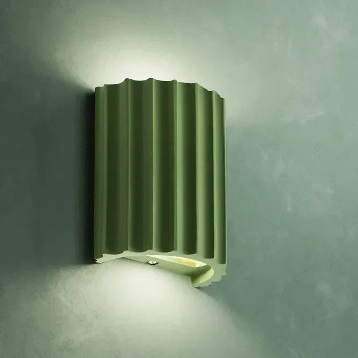 Grüne Wandleuchte aus Metall, modernes Design, wellenförmig, indirekte Beleuchtung.