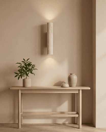 Tänd vägglampa ovanför ett träbord med en kruka, en vas och en liten skål 8