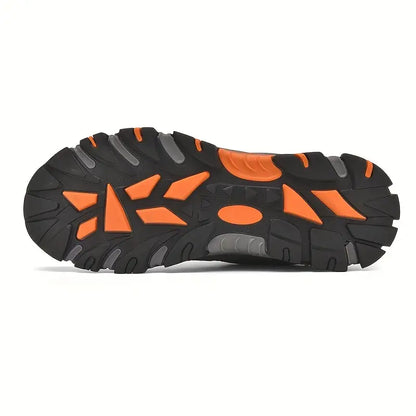 Schwarze und orangefarbene rutschfeste Gummisohle für Wanderschuhe, robustes Profil.