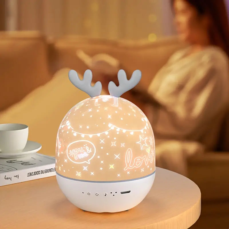 Rentier-Nachtlicht Projektor, warmweiß, LED, für Kinderzimmer, dekorativ, auf Tisch im Wohnzimmer.