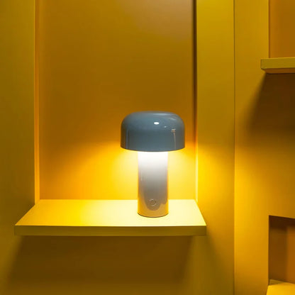 Blaue Tischlampe auf gelbem Regal, modernes Design, Innenbeleuchtung, minimalistisch.