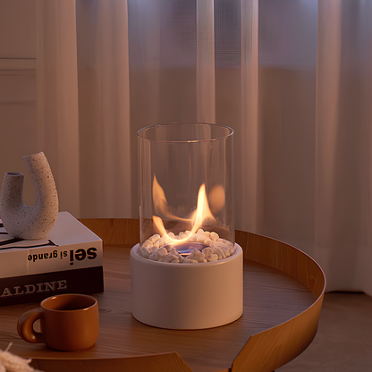 Tischkamin Glaszylinder mit Flamme, weißer Sockel, Dekoration, Wohnzimmer, gemütliche Atmosphäre