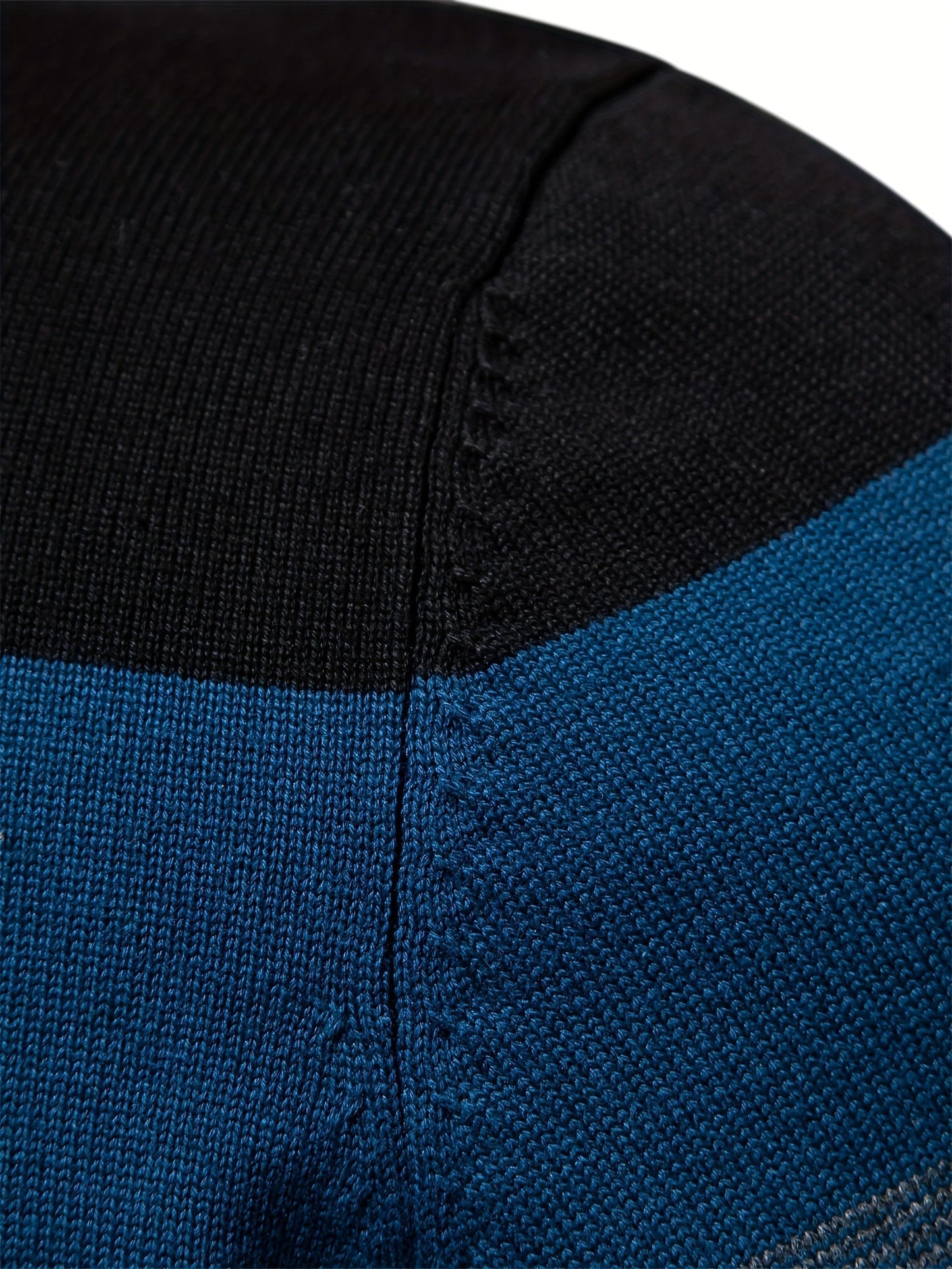 Schwarze und blaue Strickmütze, weiches Material, nahtloses Design, modisches Accessoire.