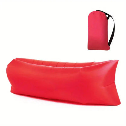 Rotes aufblasbares Luftsofa mit Tragetasche, ideal für Camping und Outdoor-Aktivitäten.