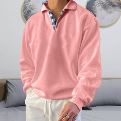 Rosa Herrenpullover, Langarm, Polo-Kragen, Freizeitmode, Baumwolle, Wohnzimmer-Hintergrund.
