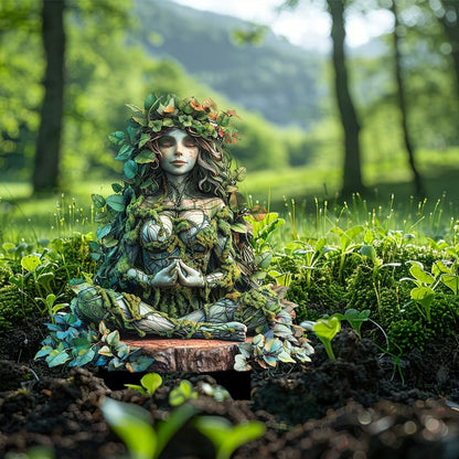 Meditationsfigur med slutna ögon och händerna samman, klädd i löv och mossa, sittande på en trästubbe i skogsmiljö. 21