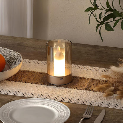 LED-Kerze in Glaszylinder auf Tisch, warmes Licht, dekorative Beleuchtung, modernes Design.