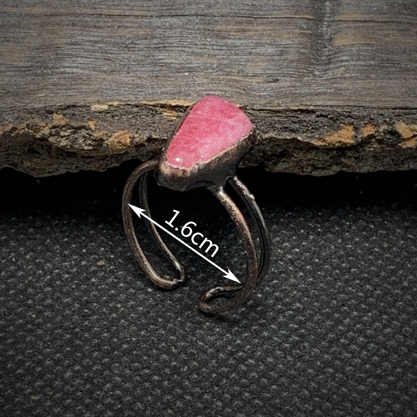 Antiker Silberring mit rosa Stein, 1,6 cm, handgefertigt, rustikales Design, Schmuckaccessoire.