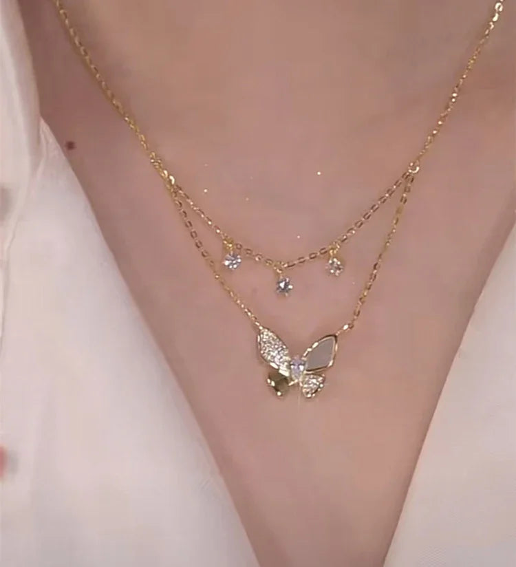 Goldene Schmetterlingskette mit Strasssteinen, Damenmode, eleganter Schmuck, Halskette.