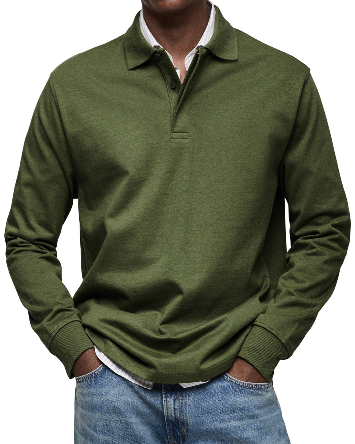 Mörkgrön långärmad pikétröja sedd framifrån på en modell, med polokrage och knappgylf, över randig skjorta och jeans. 10
