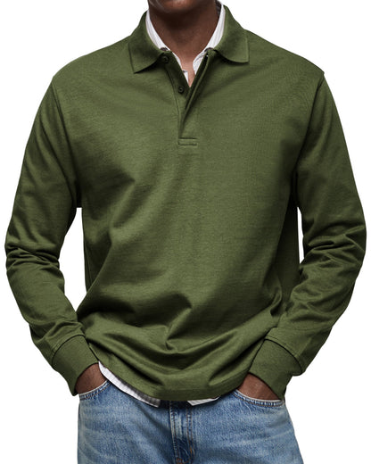 Mörkgrön långärmad pikétröja sedd framifrån på en modell, med polokrage och knappgylf, över randig skjorta och jeans. 10
