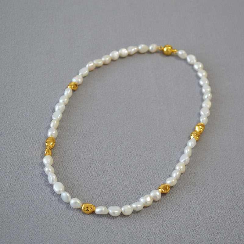 Perlenkette mit goldenen Akzenten, elegant, Schmuck, Damen, Accessoire, Geschenkidee, Mode.