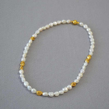 Perlenkette mit goldenen Akzenten, elegant, Schmuck, Damen, Accessoire, Geschenkidee, Mode.