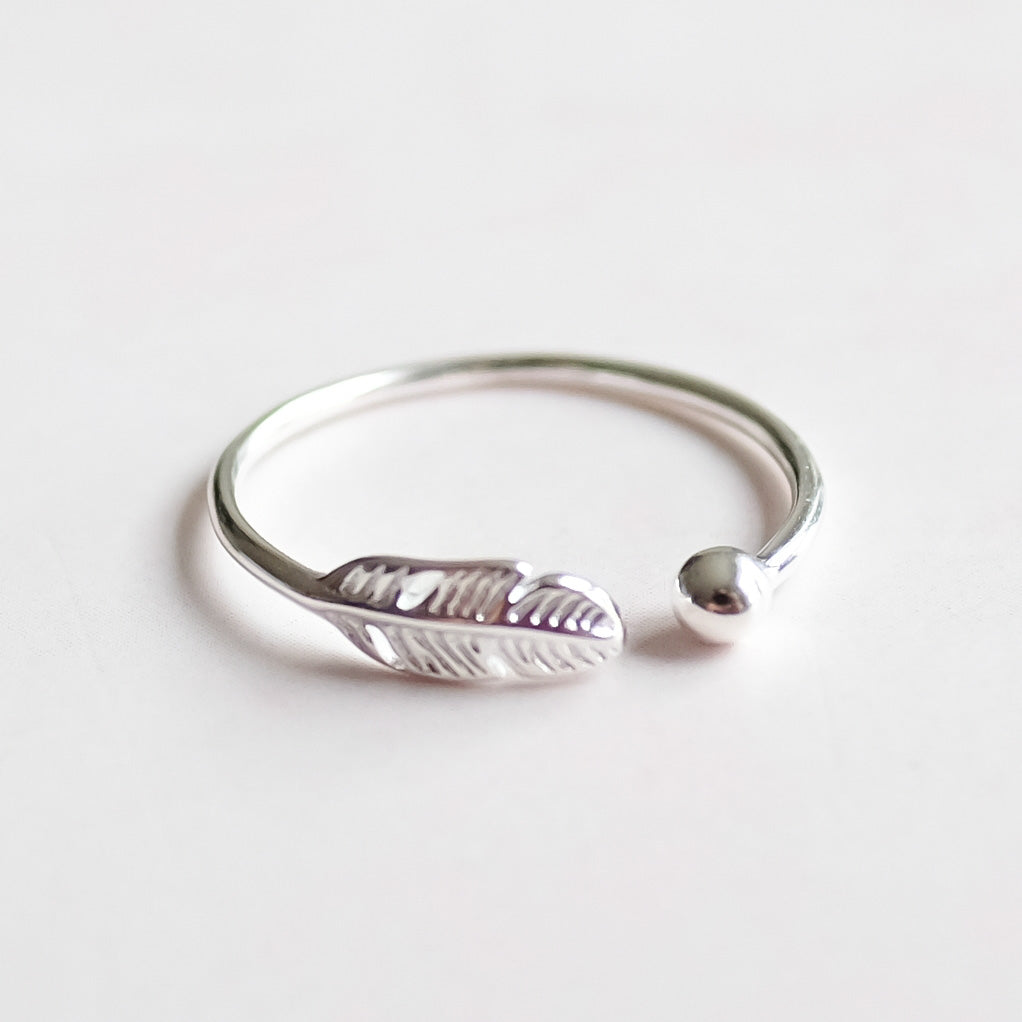 Silberner Ring mit Federdesign, verstellbar, minimalistischer Schmuck, modisch, Geschenkidee.