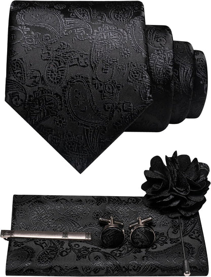 Helsvart paisleyslips med tonat mönster, bröstnäsduk, manschettknappar, slipsklämma och blomformad kavajnål, närbild på detaljerna. 37