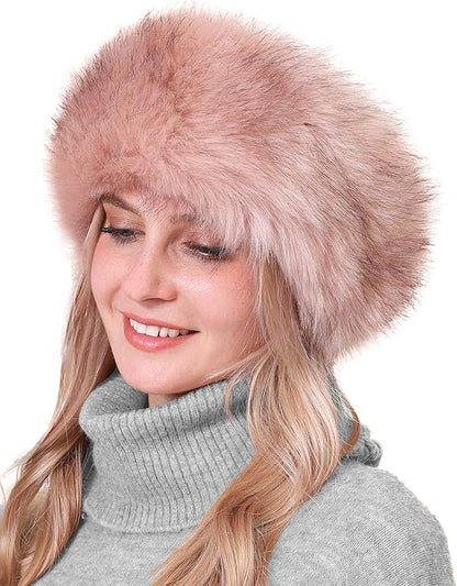 Frau mit rosa Pelzmütze, Wintermode, warm, stilvoll, Damenbekleidung, Accessoire, elegant.