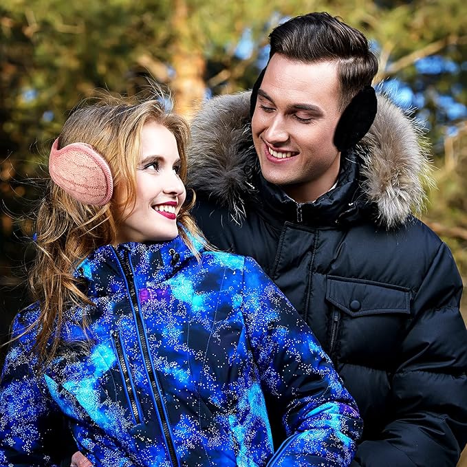 Paar mit Winterjacken und Ohrenschützern im Freien, blaue Jacke, Pelzkragen, lächelnd.