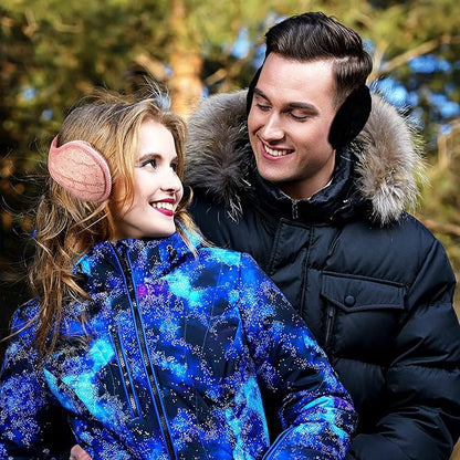 Paar mit Winterjacken und Ohrenschützern im Freien, blaue Jacke, Pelzkragen, lächelnd.