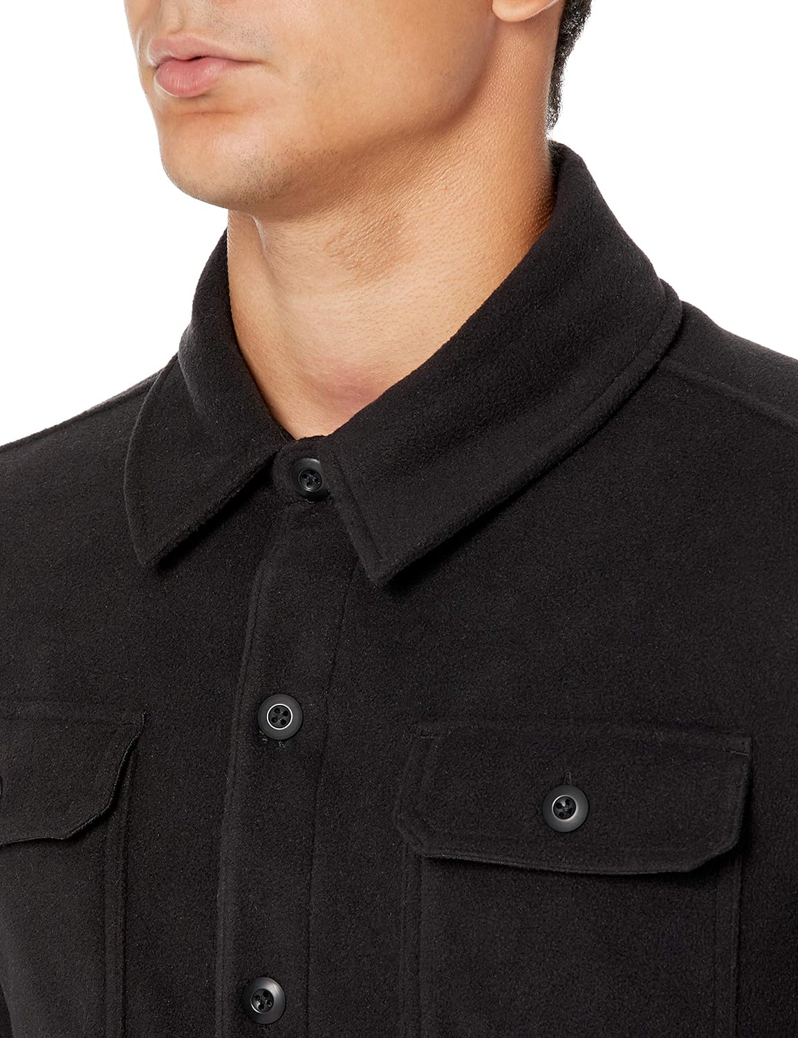 Schwarze Herrenjacke aus Fleece mit Knopfleiste und Brusttaschen, modisch und warm.