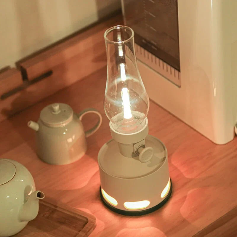 Retro LED-Lampe in Weiß auf Holztisch neben Teekanne, Vintage-Dekor, Innenbeleuchtung.