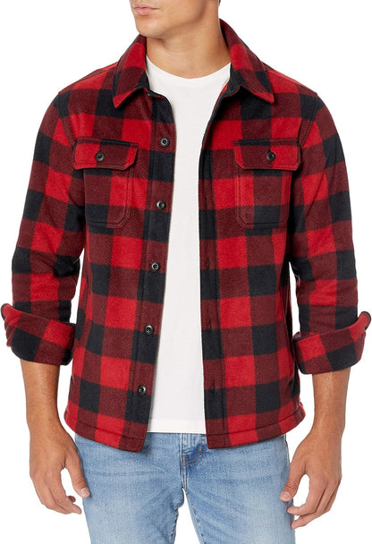 Mann in rot-schwarzer karierten Flanelljacke, Freizeitmode, Herbstbekleidung, Herrenmode.