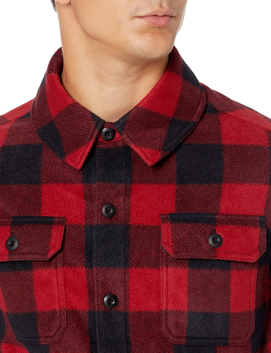 Rotes kariertes Flanellhemd für Herren mit Knopfleiste und Brusttaschen.