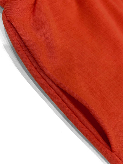 Roter Baumwollstoff, Nahaufnahme, weicher Textilstoff, ideal für Kleidung und Dekoration.