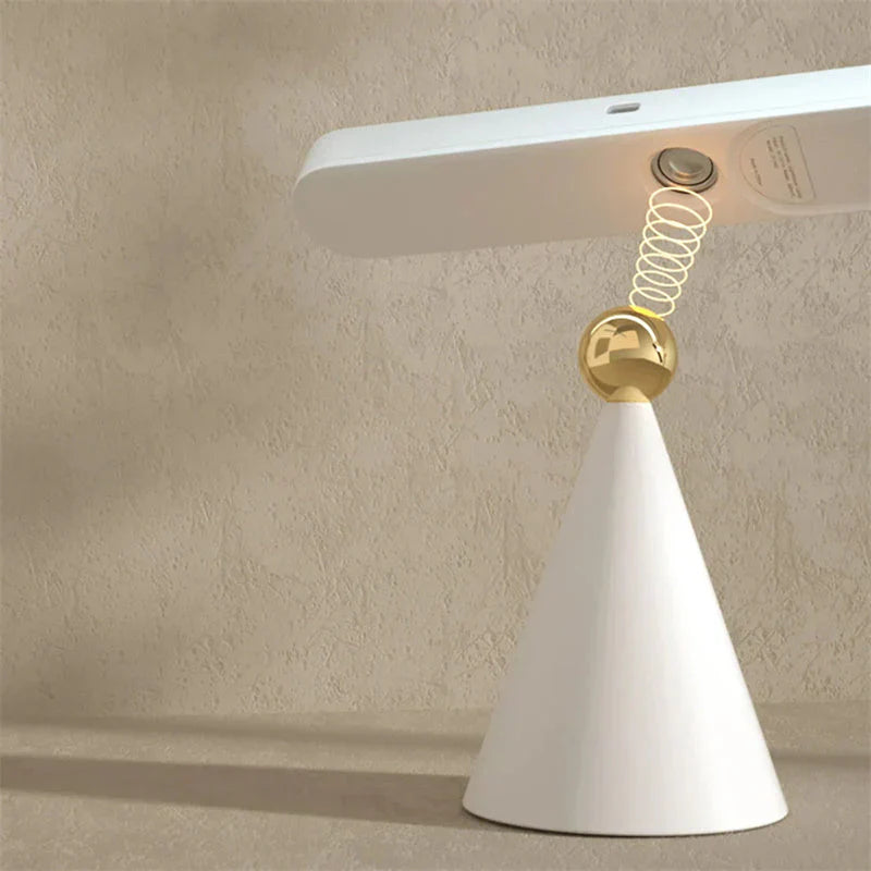 Moderne weiße Tischlampe mit goldener Kugel und Kegelbasis, minimalistisches Design, LED-Beleuchtung.