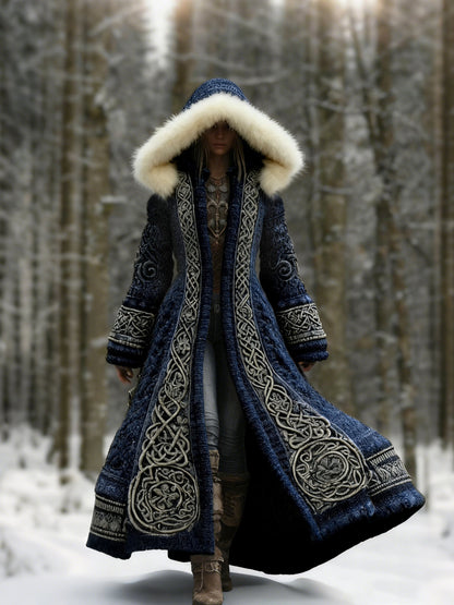 Marinblå version av kappan med pälskantad huva och broderade mönsterbårder, buren i snöig skog 2