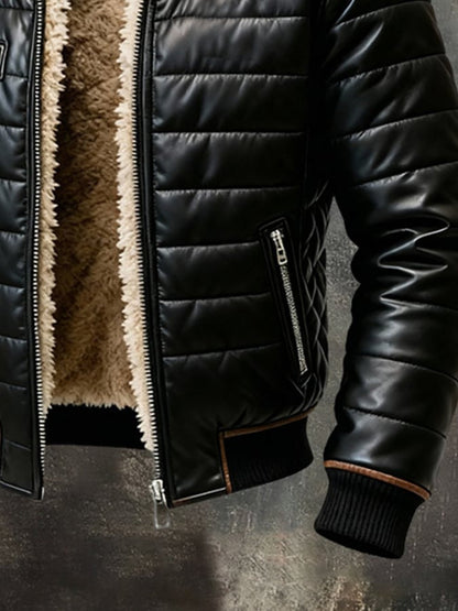 Närbild på jackans nedre del med sidficka med blixtlås, ribbstickad ärmslut och fleecefoder 6