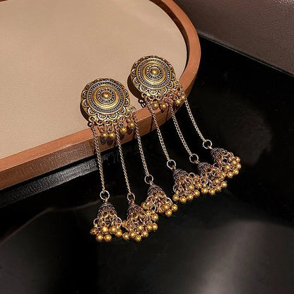 Antike goldene Ohrringe mit filigranen Anhängern, orientalisches Design, Schmuck für Damen.