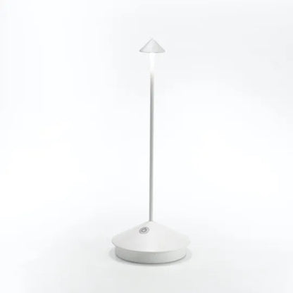 Moderne weiße LED-Tischlampe, minimalistisch, energiesparend, für Büro oder Wohnraum.