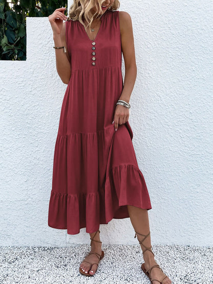 Frau in rotem Sommerkleid mit Knopfleiste, ärmellos, knielang, vor weißer Wand.