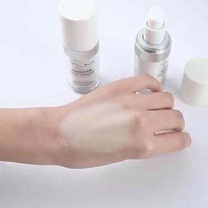 TLM Foundation Farbwechsel Creme, Hand, Flasche, Hautpflege, Make-up, Weiß, Silber, Kosmetik.