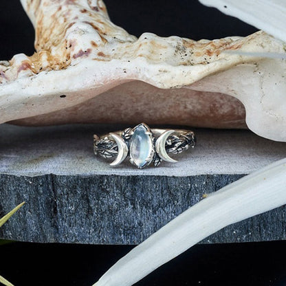 Silberring mit Mondstein, handgefertigt, Vintage-Design, Schmuck, Damenring, Boho-Stil.