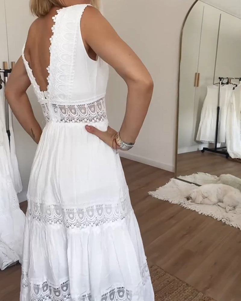 Frau in weißem Spitzenkleid, Rückansicht, elegantes Sommeroutfit, Mode, Spiegel, Holzfußboden.