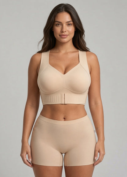 Hel framsida pĂĽ beige bh med v-ringning och framhake, bĂ¤rs av modell med matchande beige shorts mot grĂĄ bakgrund. 1
