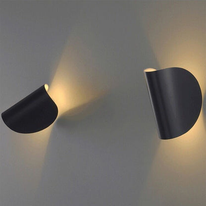 Moderne schwarze Wandleuchten, LED, gebogenes Design, indirekte Beleuchtung, Wohnzimmer.