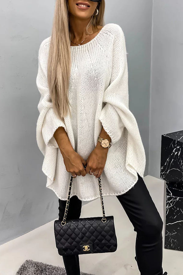 Frau in weißem Strickpullover, schwarze Lederhose, schwarze gesteppte Handtasche, Mode-Outfit.